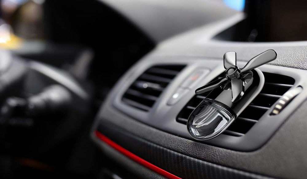 So sánh nước hoa treo xe ô tô và túi thơm treo xe nên sử dụng loại nào?